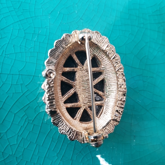 Sarah Coventry black & gold cameo brooch pin - Picture 3 of 7